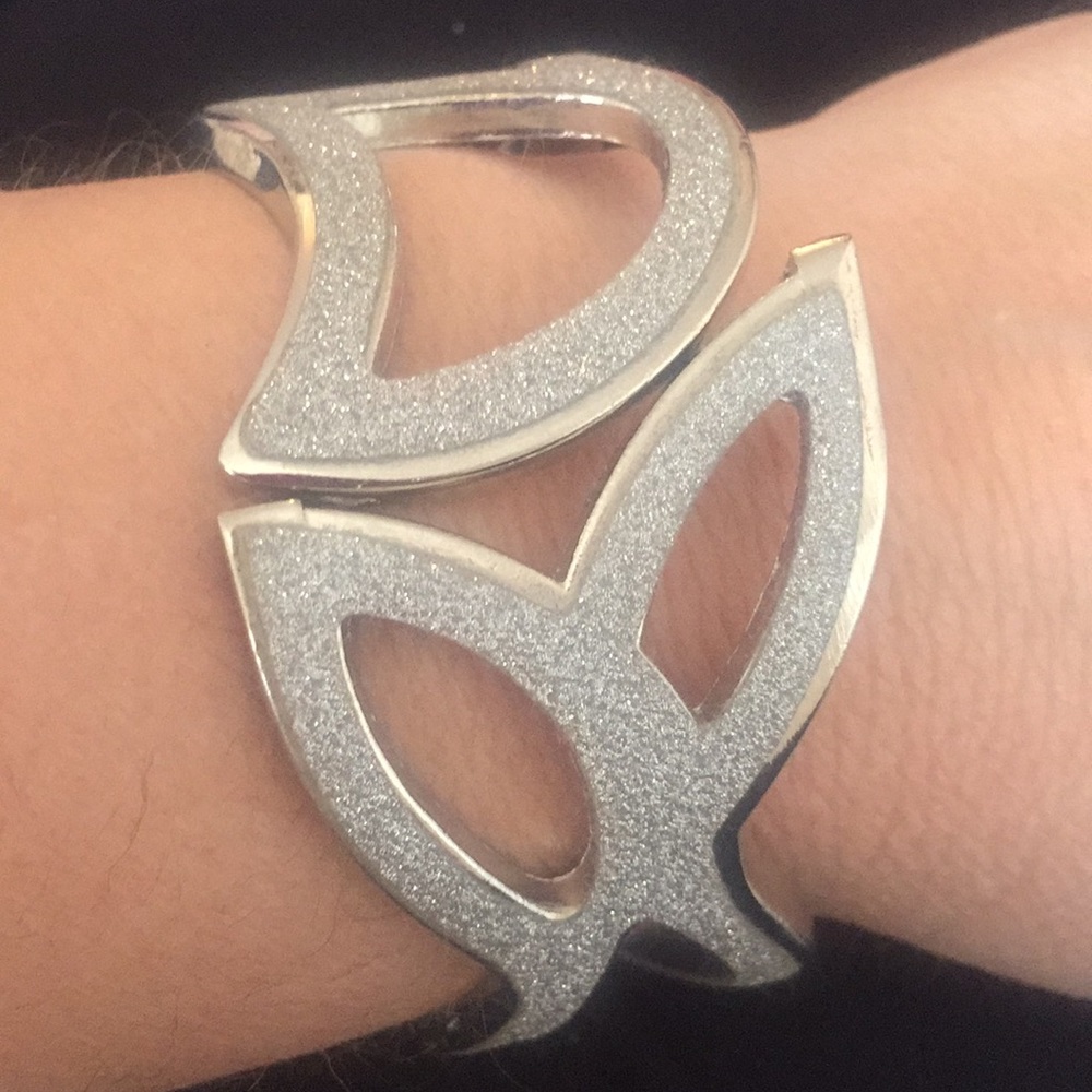 💥$15💥 Women’s Silver bracelet with diamond dust